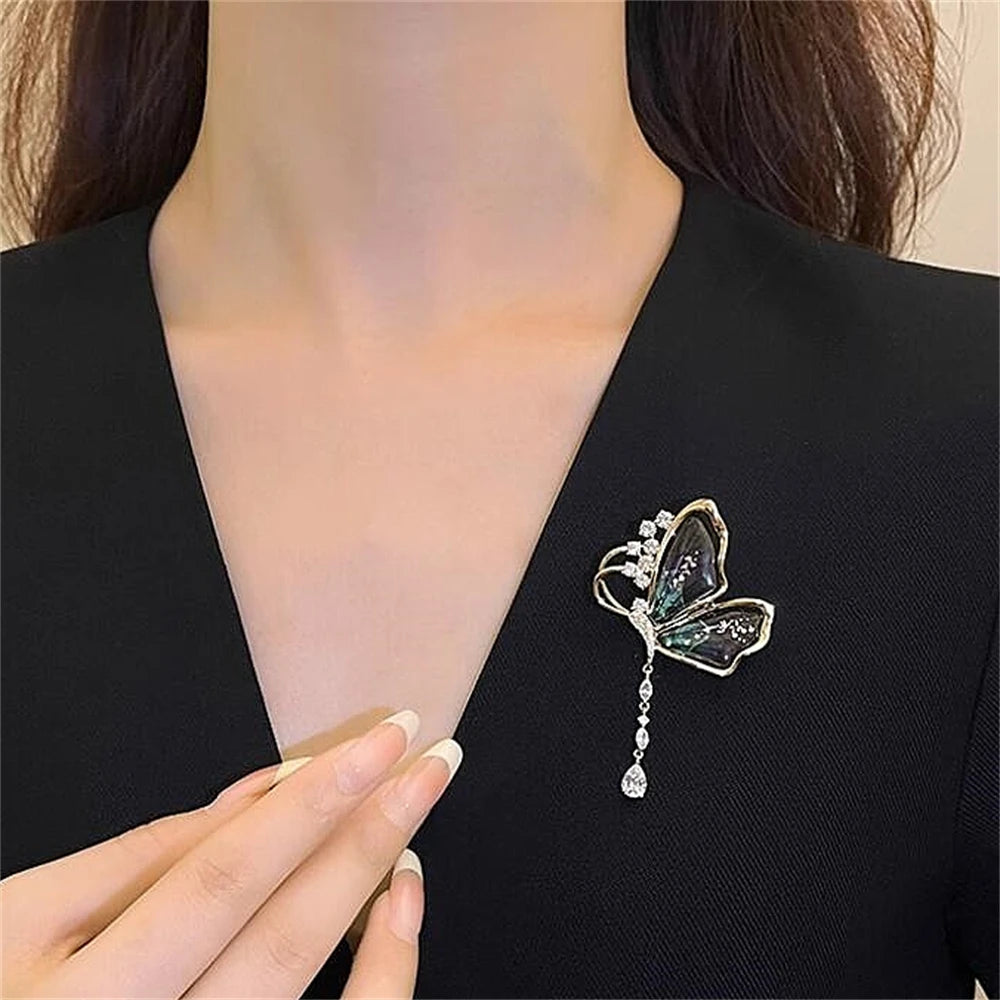 Luxury Crystal Butterfly Brooch Pearl Pendant Lapel pins for Women Girl Stylish Lapel Pins Sweater Badges Jewelry Accessories